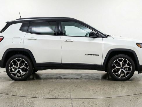 Used 2025 Jeep Compass Limited image 11