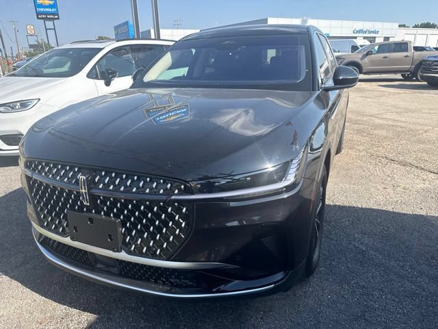 Used 2025 Lincoln Nautilus Premier AWD/4WD image 3