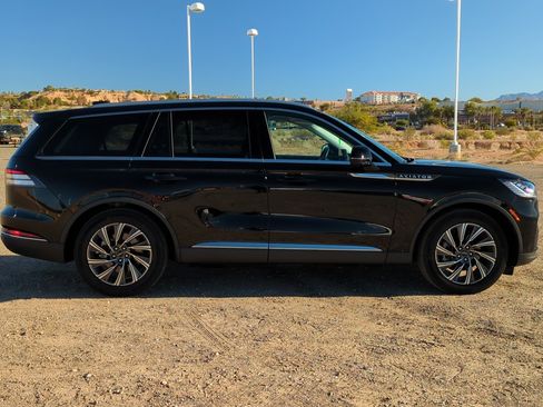 Used 2025 Lincoln Aviator 2WD image 2