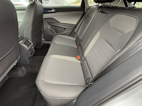 Used 2024 Volkswagen Taos SE image 20