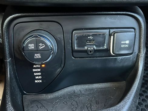 Used 2017 Jeep Renegade Trailhawk AWD/4WD image 24