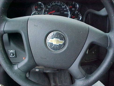 Used 2011 Chevrolet Express 3500 RWD image 17