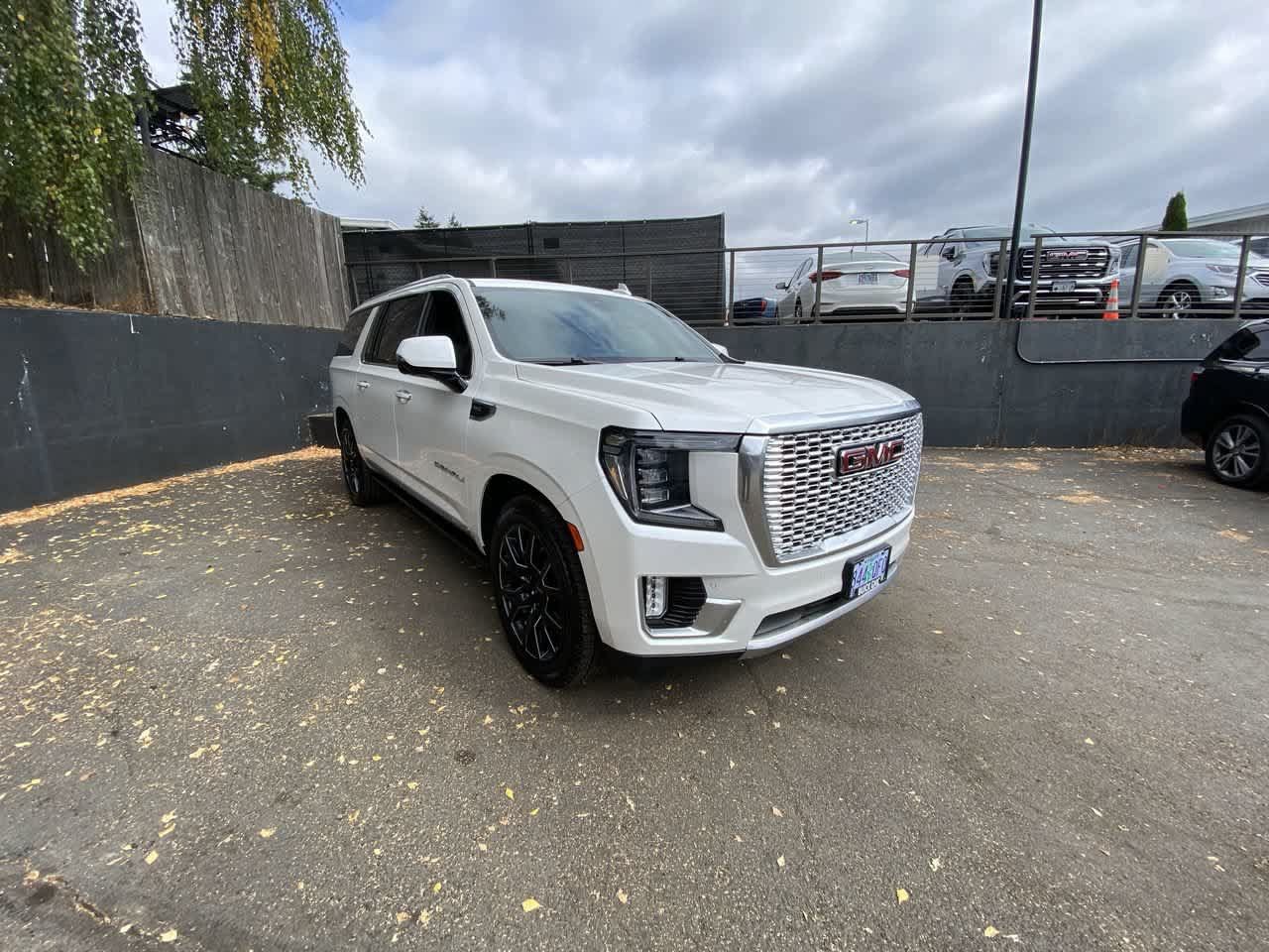 Used 2021 GMC Yukon XL Denali w/ Denali Ultimate Package AWD/4WD image 8