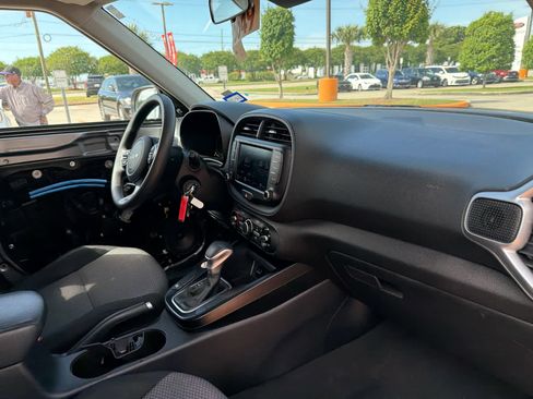Used 2024 Kia Soul LX w/ Option Group 015 FWD image 34