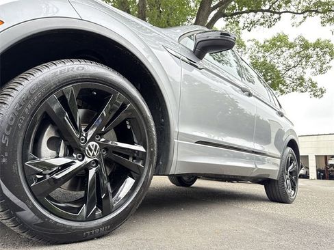 Used 2024 Volkswagen Tiguan SE R-Line image 12