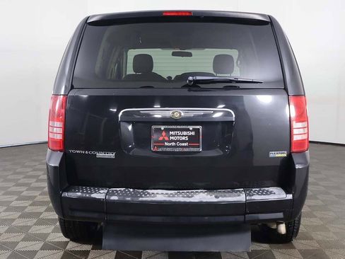 Used 2008 Chrysler Town & Country LX image 7