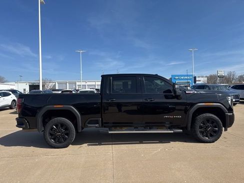 Used 2024 GMC Sierra 2500 AT4 w/ Technology Package image 2