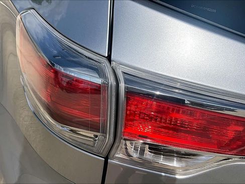 Used 2016 Toyota Highlander Limited FWD image 29