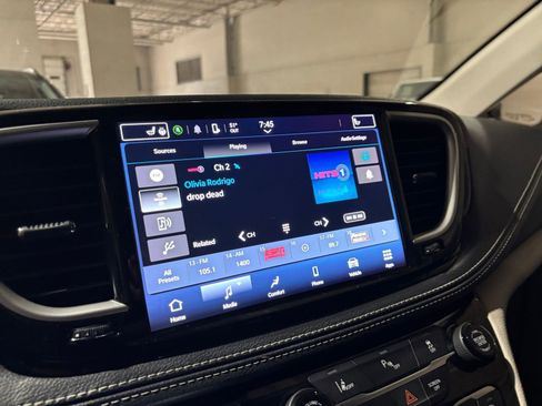 Used 2023 Chrysler Pacifica Touring-L FWD image 20