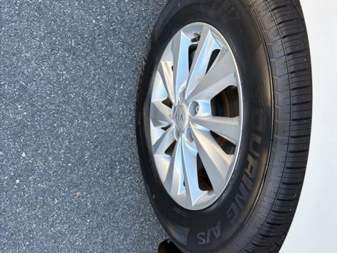 Used 2018 Kia Sedona LX image 12