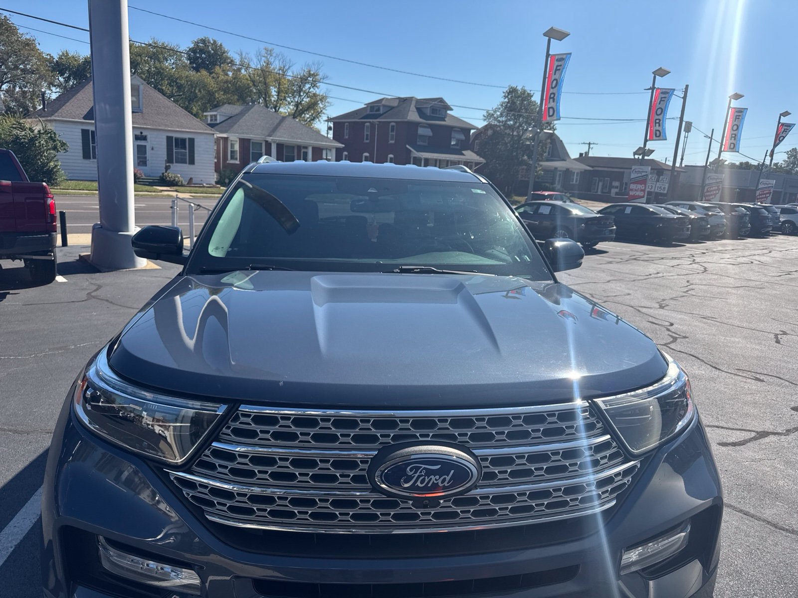 Used 2021 Ford Explorer Limited w/ Equipment Group 301A AWD/4WD image 2