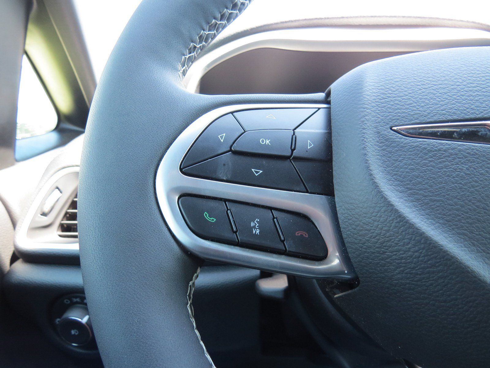 Used 2026 Chrysler Pacifica Select FWD image 16