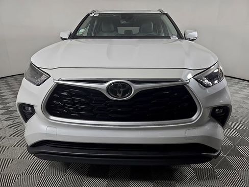 Used 2023 Toyota Highlander XLE image 3