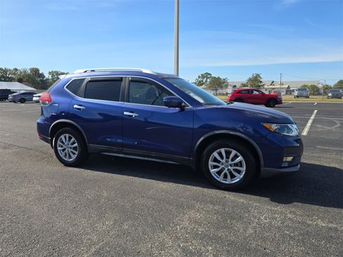Used 2018 Nissan Rogue SV w/ Premium Package image 2