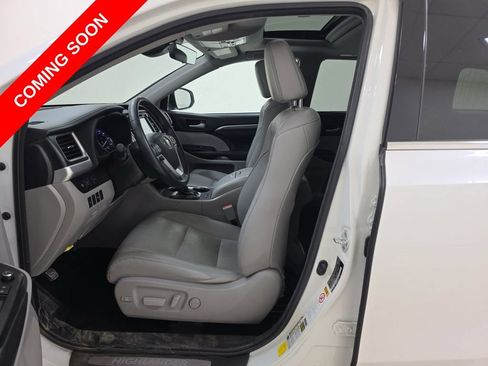 Used 2017 Toyota Highlander Limited w/ Carpet Mat Package AWD/4WD image 8