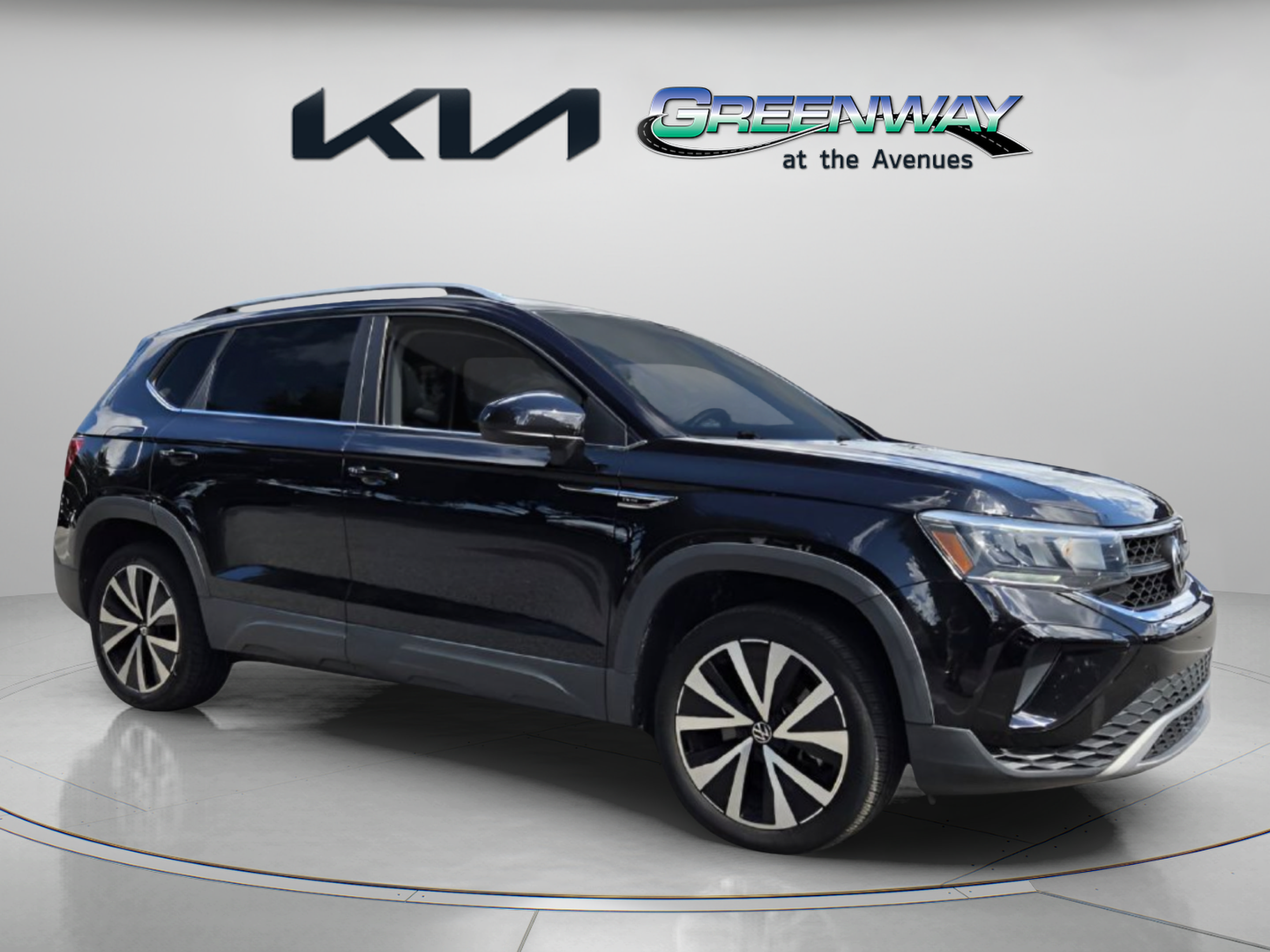 Used 2022 Volkswagen Taos SE w/ Panoramic Sunroof Package FWD image 1