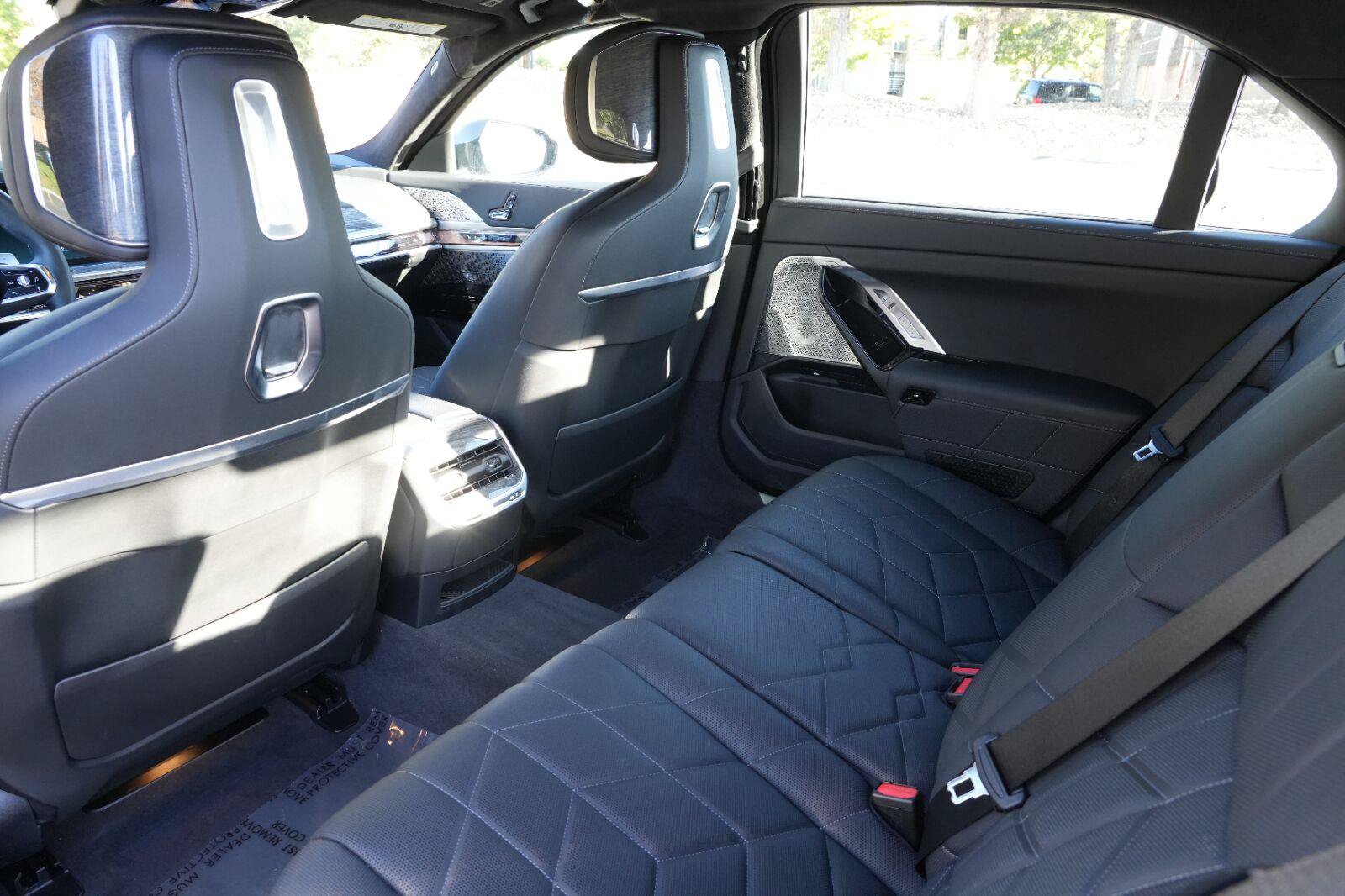 Used 2025 BMW 760i xDrive w/ Executive Package AWD/4WD image 17