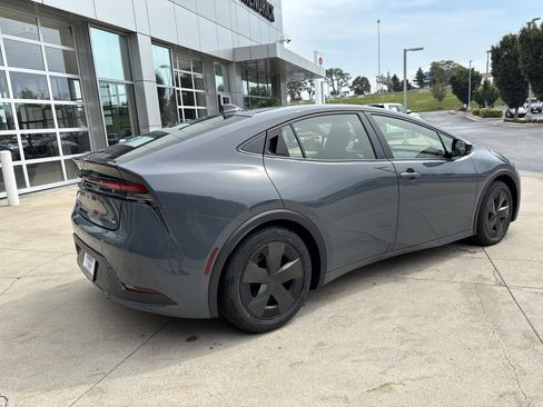 Used 2025 Toyota Prius LE FWD image 6