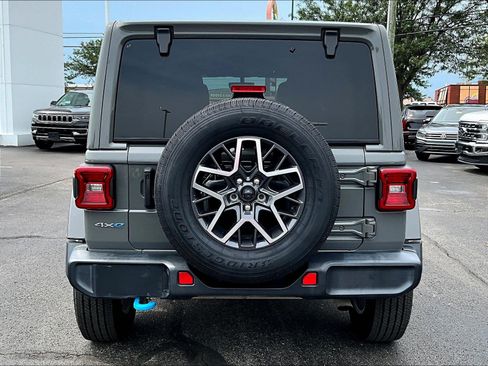 Used 2022 Jeep Wrangler Unlimited Sahara w/ Cold Weather Group AWD/4WD image 5