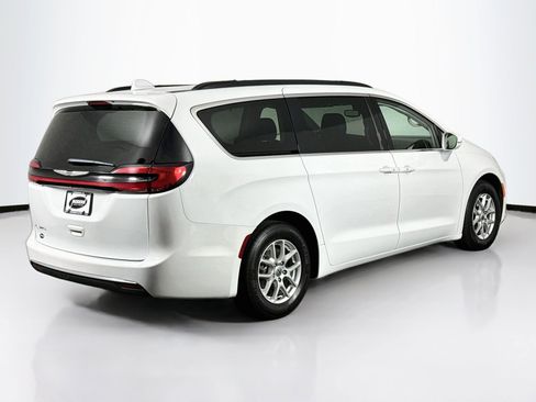 Used 2022 Chrysler Pacifica Touring-L FWD image 11