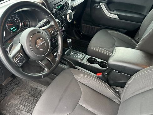 Used 2017 Jeep Wrangler Unlimited Sahara w/ Connectivity Group image 10