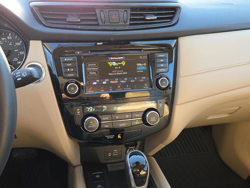 Used 2020 Nissan Rogue SV w/ Premium Package image 22