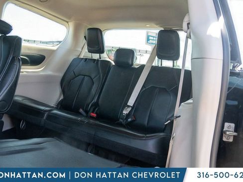 Used 2024 Chrysler Pacifica Touring-L FWD image 21