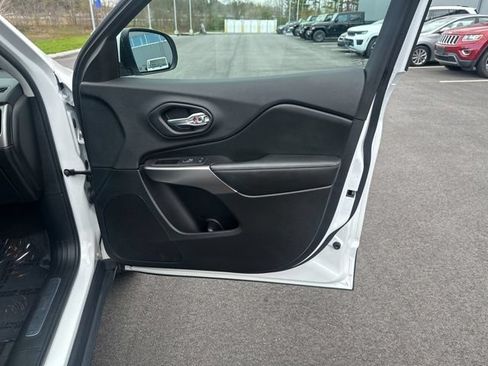 Used 2019 Jeep Cherokee Limited AWD/4WD image 11