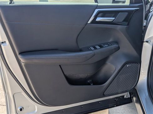 New 2025 Mitsubishi Outlander SE image 10