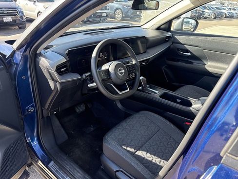 Used 2025 Nissan Kicks SV w/ Illumination Package image 9