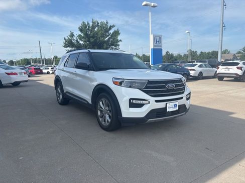 Used 2020 Ford Explorer XLT w/ Equipment Group 202A AWD/4WD image 3