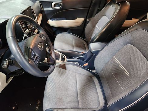 Used 2021 Hyundai Venue FWD image 28