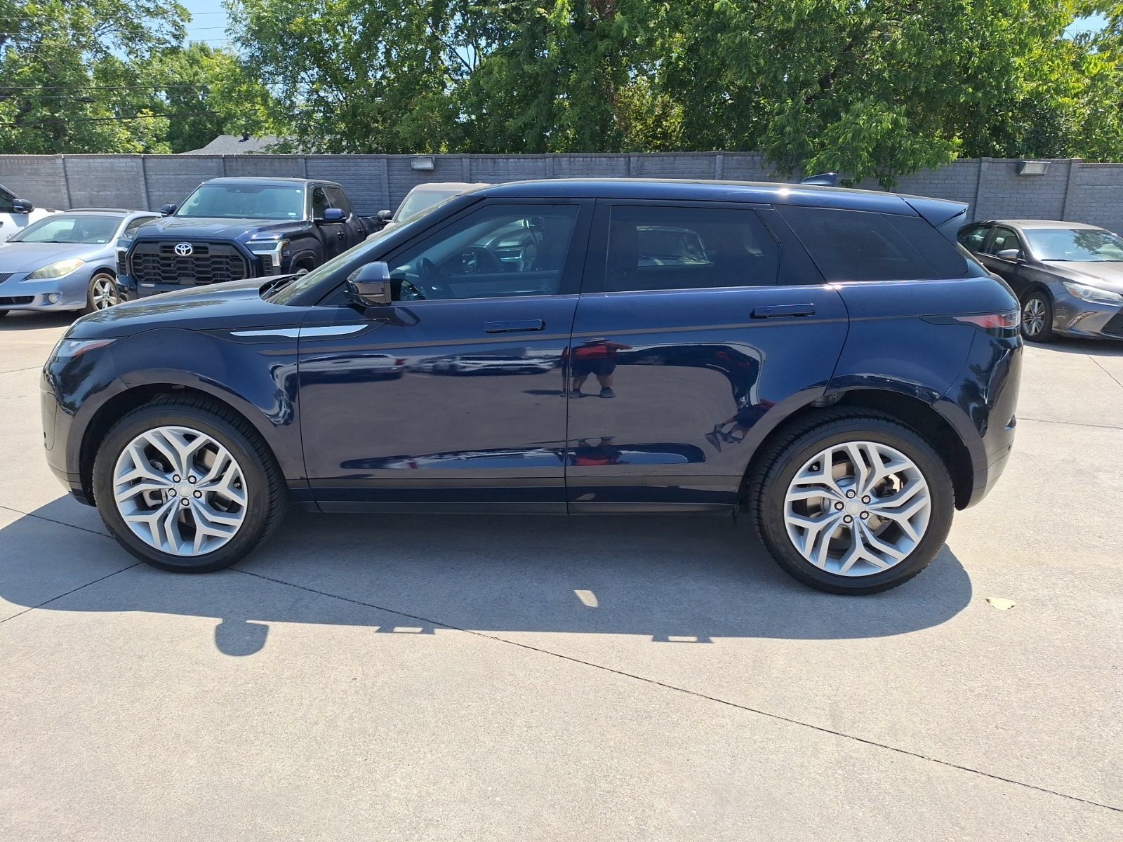 Used 2023 Land Rover Range Rover Evoque SE AWD/4WD image 3