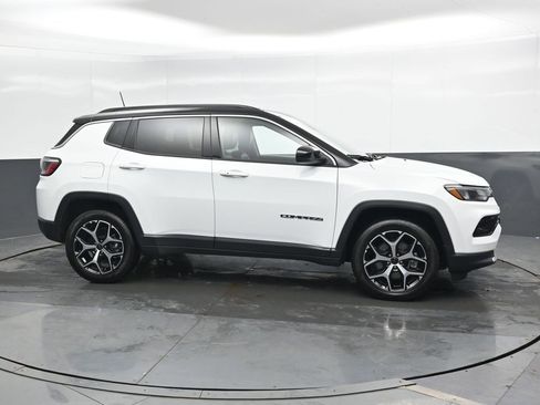 Used 2025 Jeep Compass Limited image 5