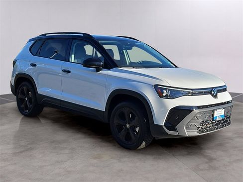 Certified 2025 Volkswagen Taos SE image 3