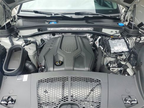 Used 2025 Porsche Macan image 32