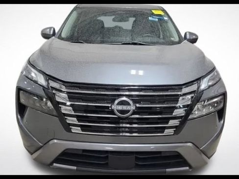 Used 2024 Nissan Rogue SV FWD image 2
