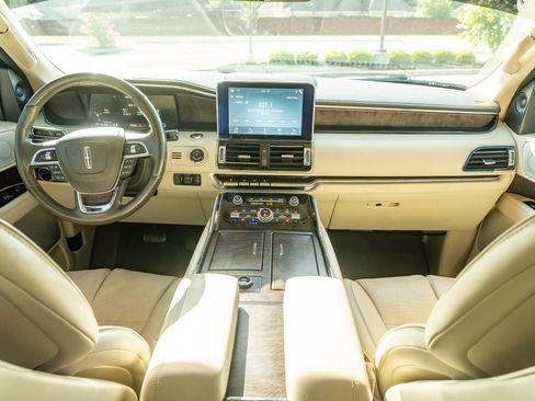 Used 2018 Lincoln Navigator Reserve AWD/4WD image 23