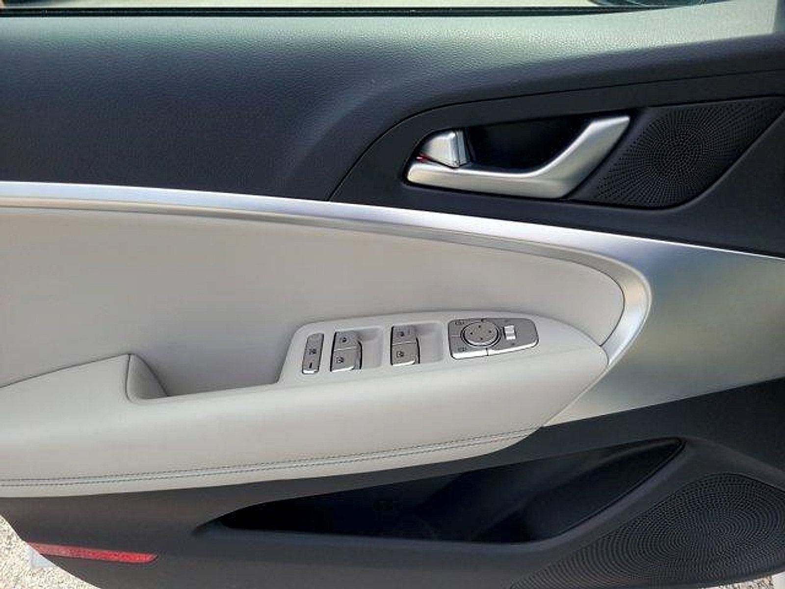 Used 2025 Genesis G70 2.5T RWD image 19