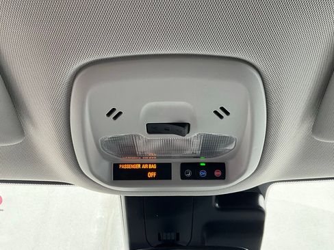 Used 2025 Chevrolet Trax LT w/ LT Convenience Package image 16