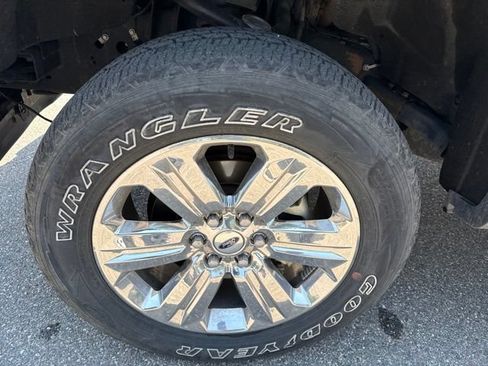 Used 2019 Ford F150 Lariat w/ Equipment Group 502A Luxury AWD/4WD image 17