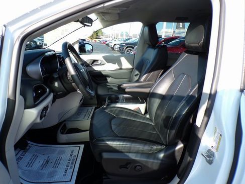 Used 2024 Chrysler Pacifica Touring-L image 16