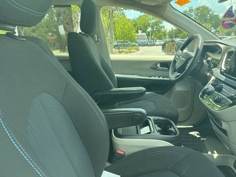 Used 2021 Chrysler Pacifica Touring FWD image 16