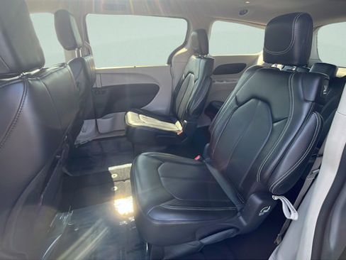 Used 2024 Chrysler Pacifica Touring-L FWD image 22