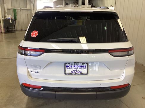 Used 2024 Jeep Grand Cherokee Altitude image 4