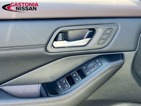 Used 2023 Nissan Rogue SL w/ SL Premium Package image 23