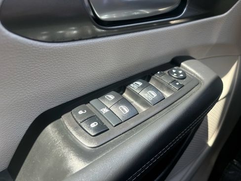 Used 2024 Chrysler Pacifica Touring-L FWD image 18
