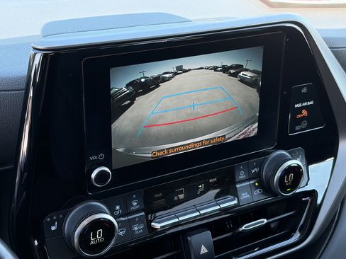 Certified 2024 Toyota Highlander XLE FWD image 23