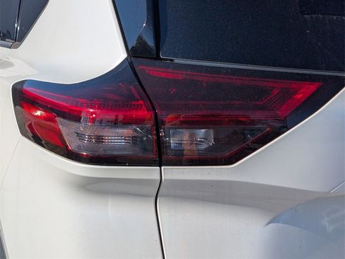 Used 2021 Nissan Rogue SV image 13