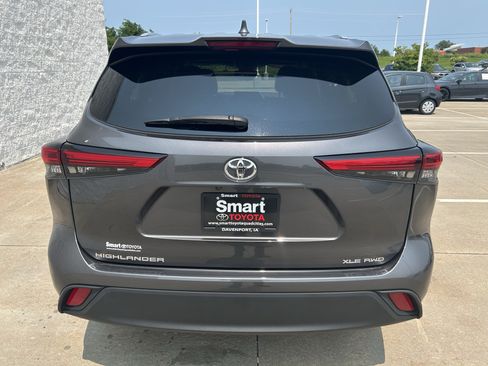 Used 2022 Toyota Highlander XLE AWD/4WD image 5